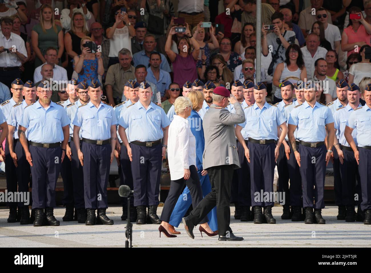 Berlin, Allemagne. 20th juillet 2022. La ministre de la Défense Christine Lambrecht (l, SPD) descend devant les soldats enrôlé à côté du Président du Bundestag Bärbel Bas et de l'Inspecteur général de la Bundeswehr Eberhard Zorn dans le cadre de la commémoration de 20 juillet 1944, lors de l'engagement cérémonial des soldats sur le terrain du défilé dans le Bendlerblock. Crédit : Soeren Stache/dpa/Alay Live News Banque D'Images