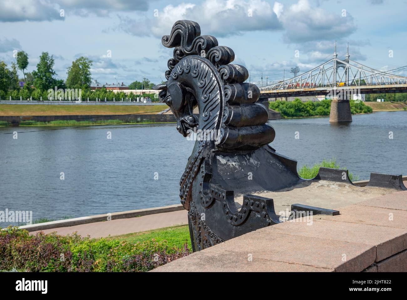 TVER, RUSSIE - 15 JUILLET 2022 : l'arc du bateau sur le fond de la Volga. Tver, Russie Banque D'Images