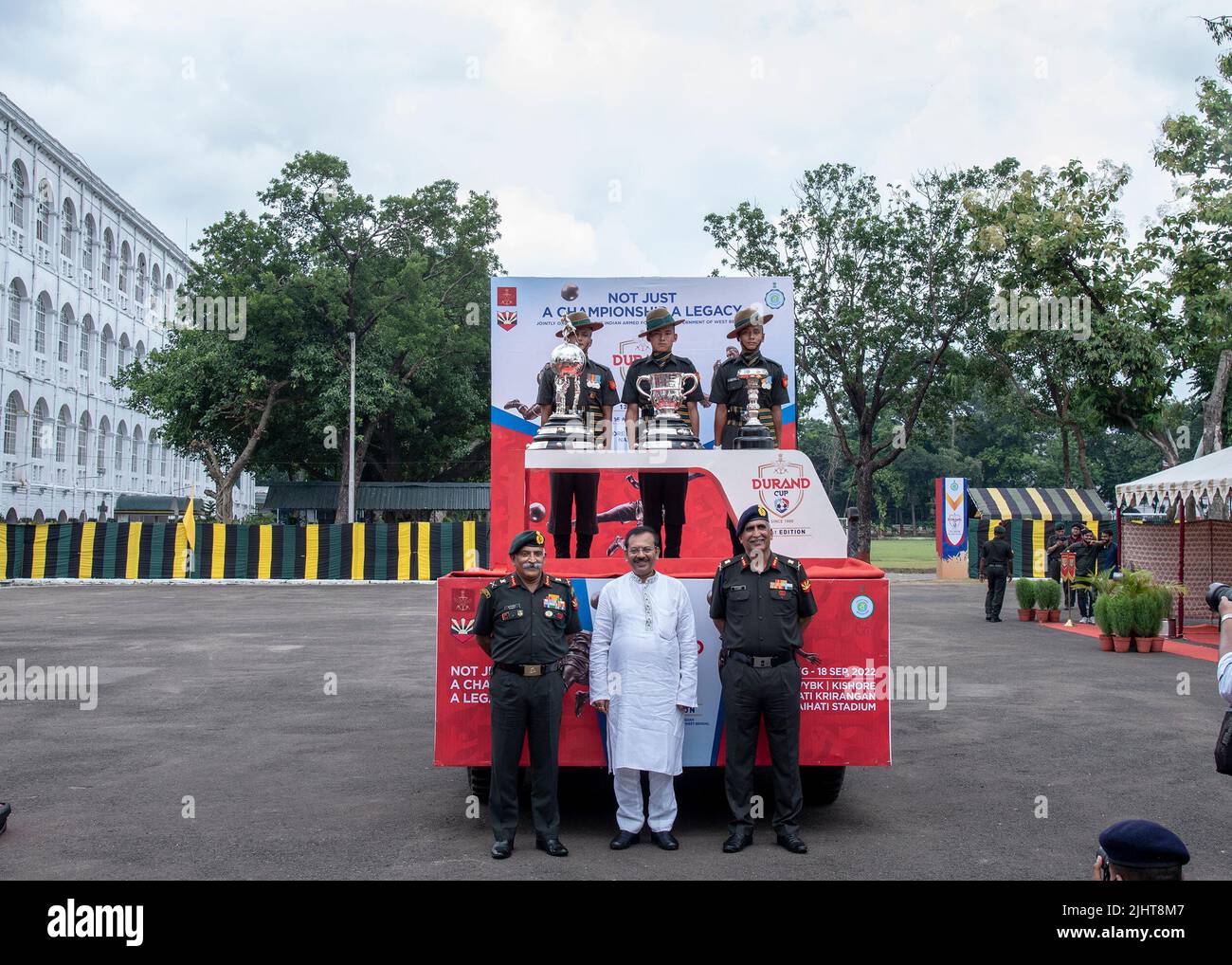 Dévoilement et cérémonie de clôture de l'édition 131st du tournoi de football de la coupe Durand au fort William à Kolkata, Inde sur 19 juillet 2022. M. Aroop Biswas (Ministre des affaires sportives et de la jeunesse, le pouvoir dans le Gouvernement du Bengale occidental), le Lieutenant général Rana Pratap Kalita UYSM, AVSM, VSM, officier général commandant en chef du Commandement de l'est de l'Armée indienne et le Lieutenant général K.K. Repswal, SM, VSM, Chef d'état-major, QG Commandement de l'est et Président du Comité d'organisation de Durand. (Photo par Amlan Biswas/Pacific Press/Sipa USA) Banque D'Images