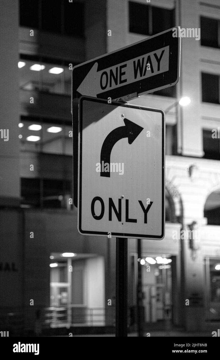 Un cliché vertical des panneaux de signalisation « Only Right » et « One Way » Banque D'Images