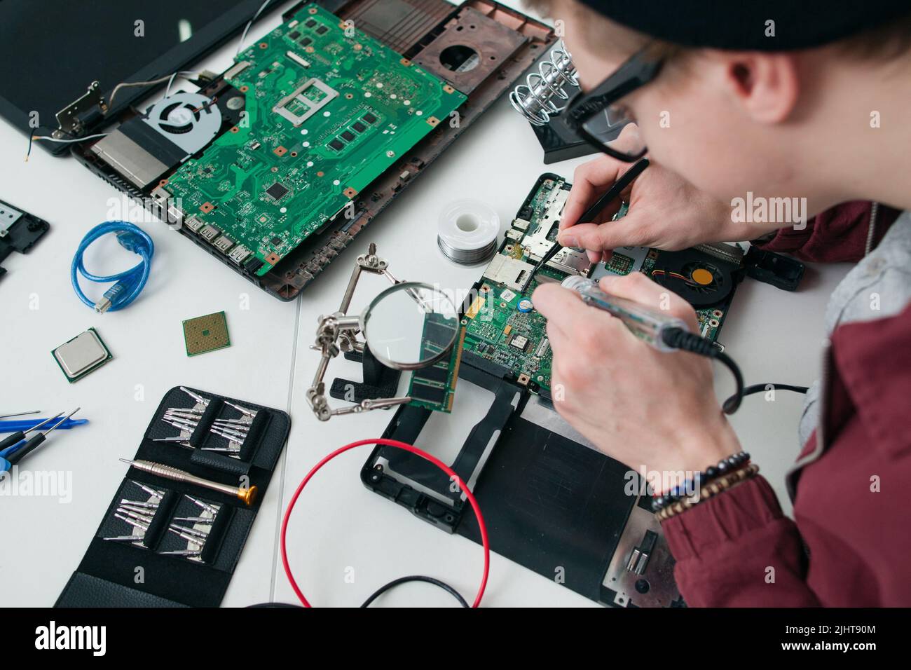 Réparateur soudant des composants électroniques sur le processeur Banque D'Images