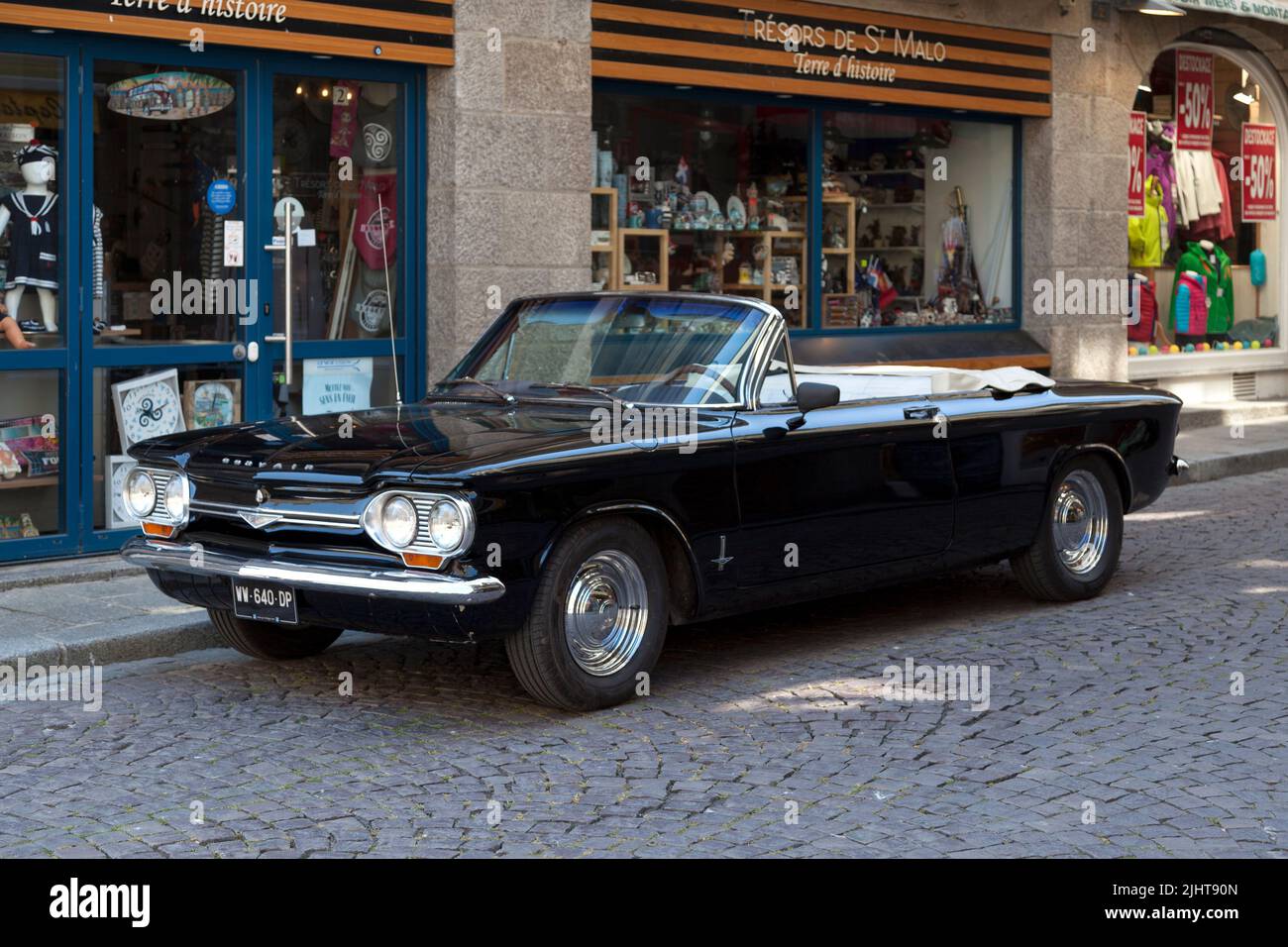Saint-Malo, France - 02 juin 2020 : Cabriolet Corvair Monza 1964 de Chevrolet garée dans la rue. Banque D'Images