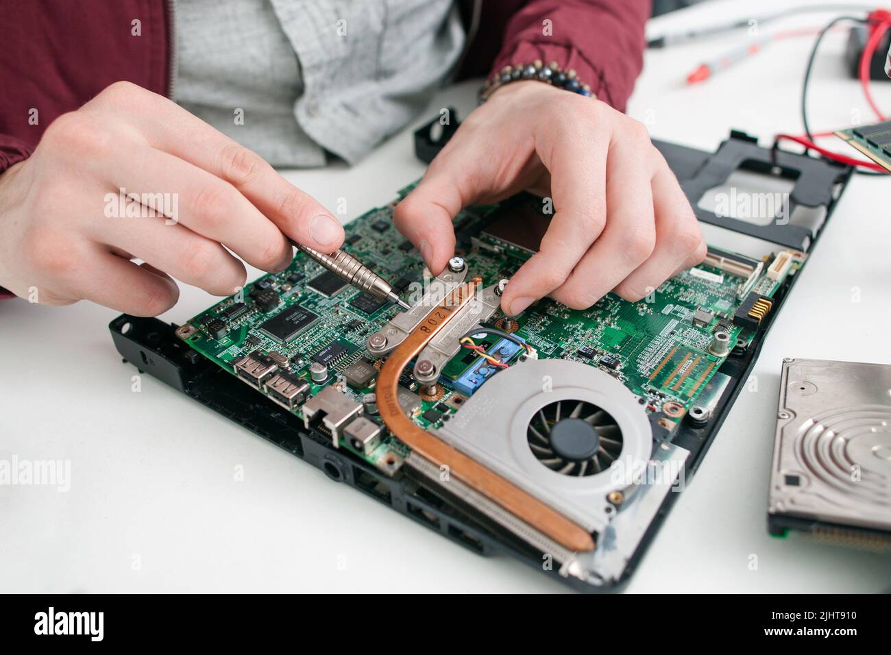 Démontage de la carte mère de l'ordinateur Banque D'Images