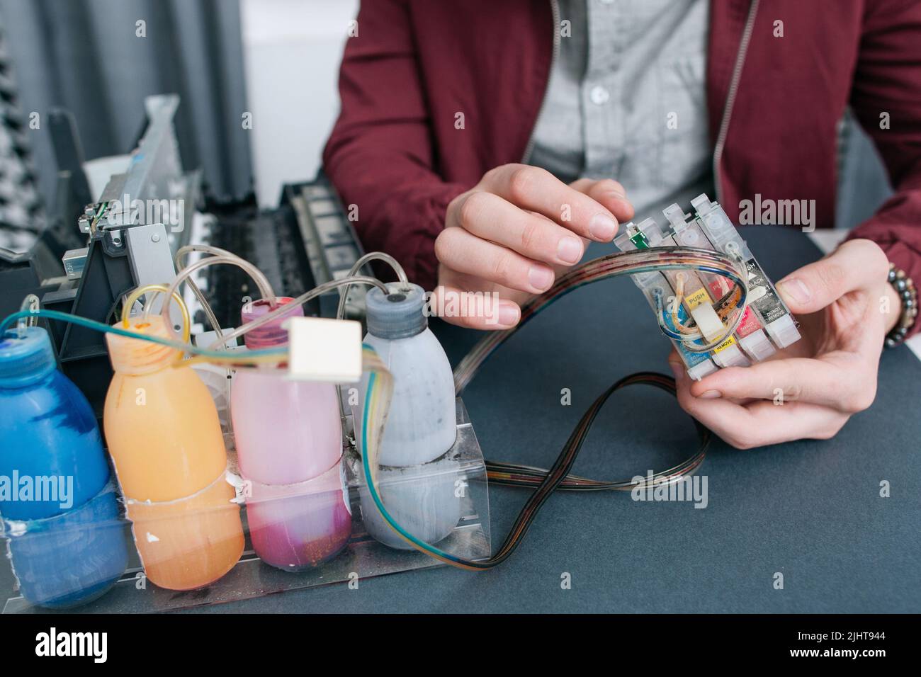 Programmateur fixant le système d'alimentation en encre continue Banque D'Images