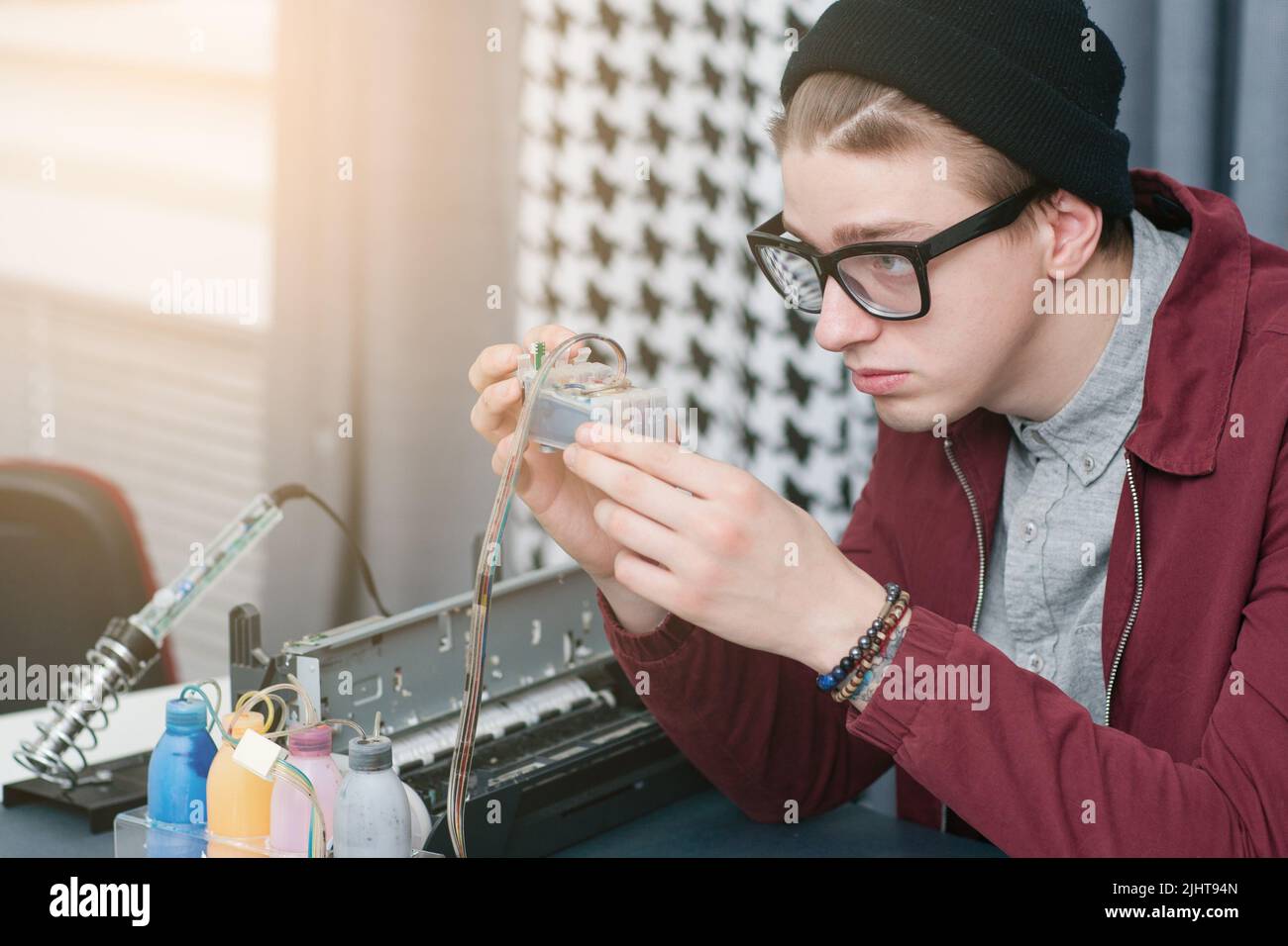 Administrateur système remplissant l'espace de copie de la cartouche Banque D'Images