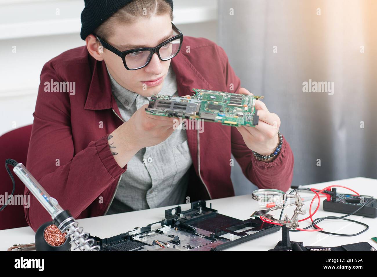 Le réparateur examine le processeur pour trouver de l'espace libre en cas de panne Banque D'Images