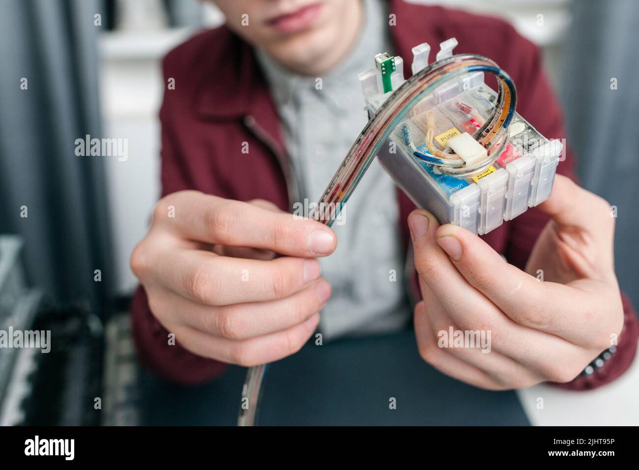 Remplissage des cartouches colorées à la fermeture du bureau Banque D'Images