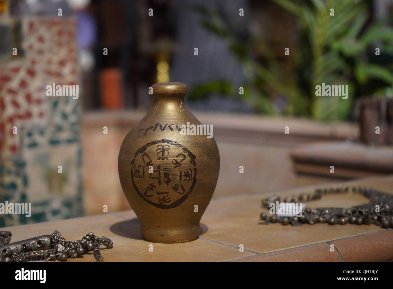 La poterie, un vase, une carafe d'argile brune et le jour de fondation de l'Arabie Saoudite sont isolés dans un musée du patrimoine saoudien. Banque D'Images