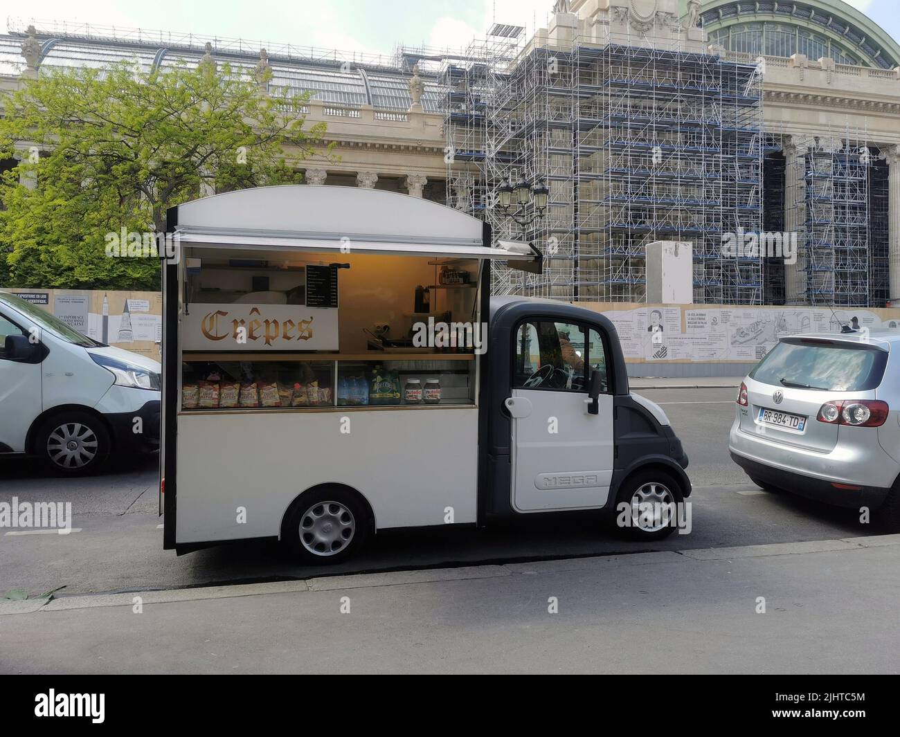 Un camion alimentaire français qui vend des crêpes dans la rue Banque D'Images