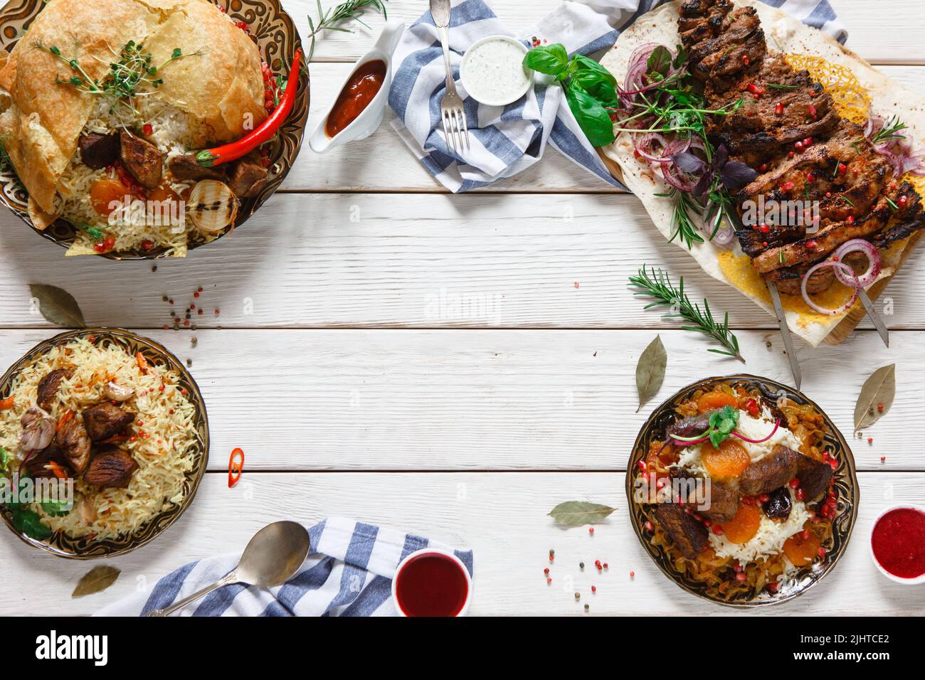 Variété de plats de cuisine géorgienne sur la table Banque D'Images