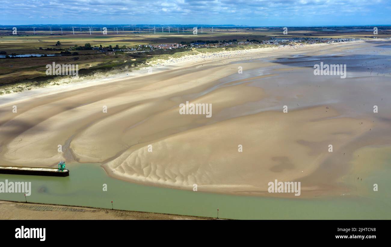 Vue aérienne de l'estuaire de la rivière Rother, en direction de l'est vers Camber Sands, Romney Marsh et Little Cheyne court Wind Farm. Banque D'Images