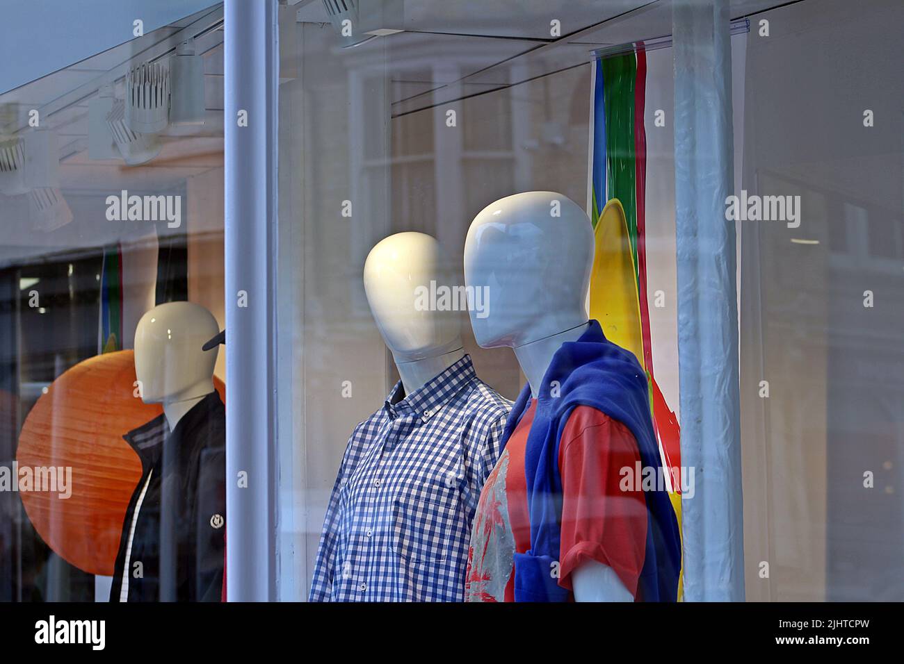 SIDMOUTH, DEVON, Royaume-Uni - 21 MARS 2017 mannequin sans visage dans une fenêtre de magasin Banque D'Images