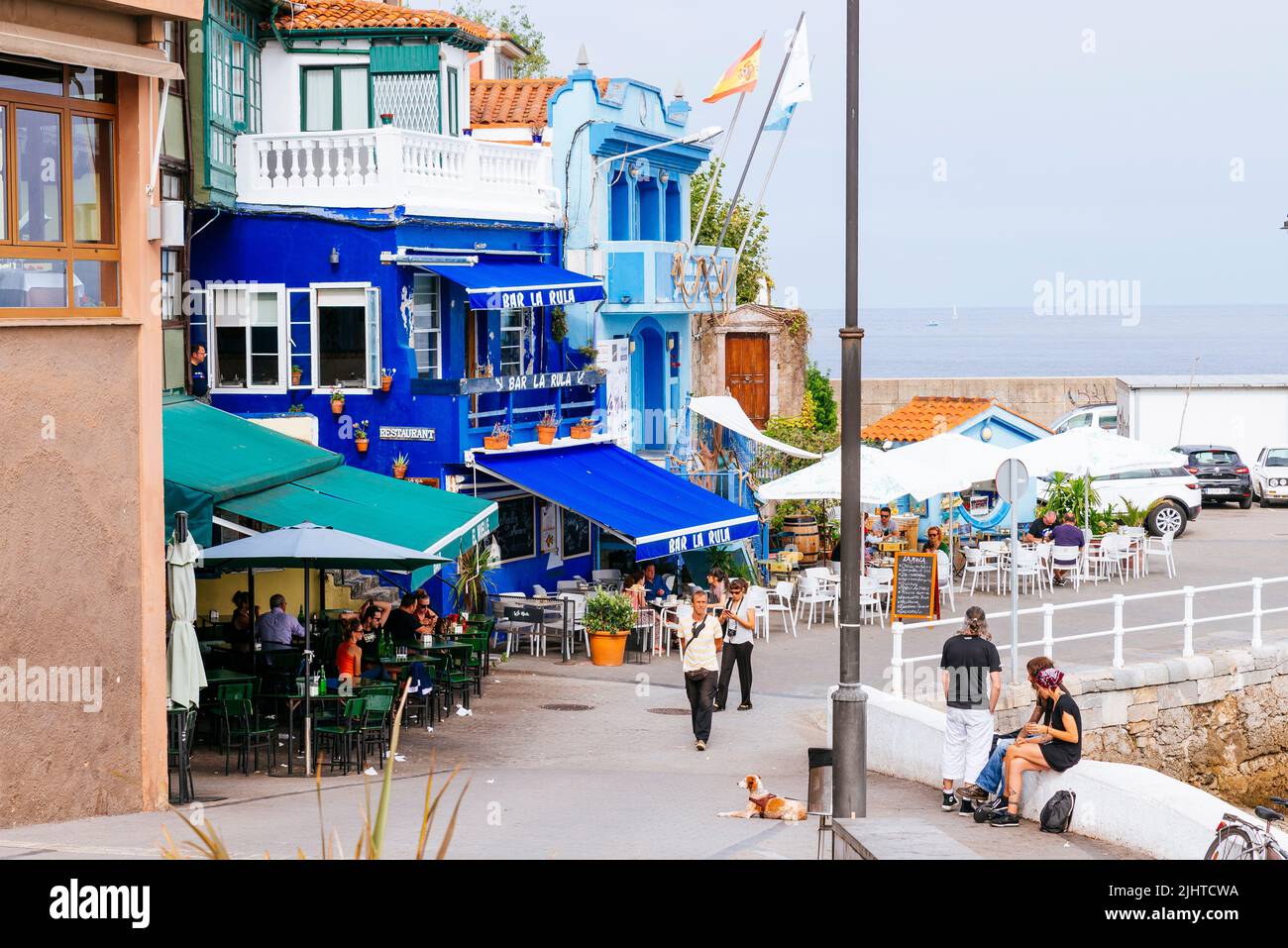 Promenade et restaurants à côté du port. Luanco, Gozón, Principauté des Asturies, Espagne, Europe Banque D'Images