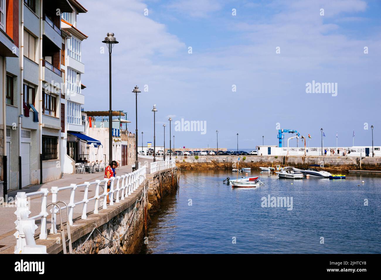 Promenade et restaurants à côté du port. Luanco, Gozón, Principauté des Asturies, Espagne, Europe Banque D'Images