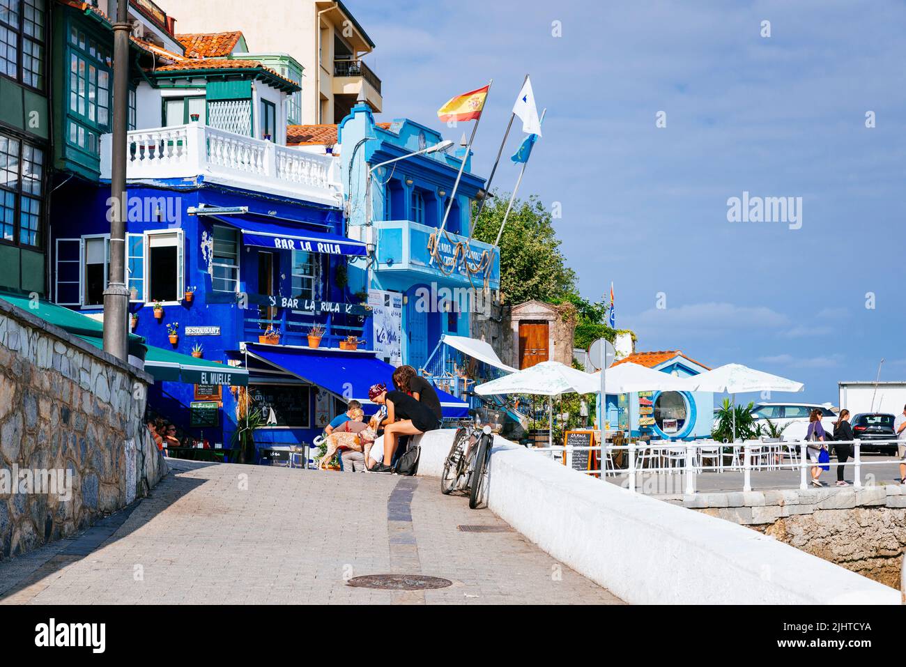 Promenade et restaurants à côté du port. Luanco, Gozón, Principauté des Asturies, Espagne, Europe Banque D'Images