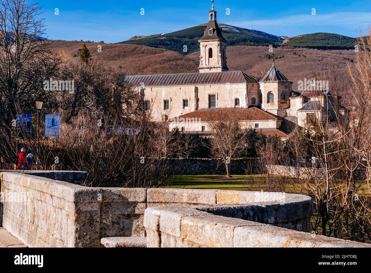 Le Puente del Perdón - Pont de la grâce, est un pont en pierre au-dessus de la Lozoya. En arrière-plan le Monasterio de Santa María de El Paular - Banque D'Images