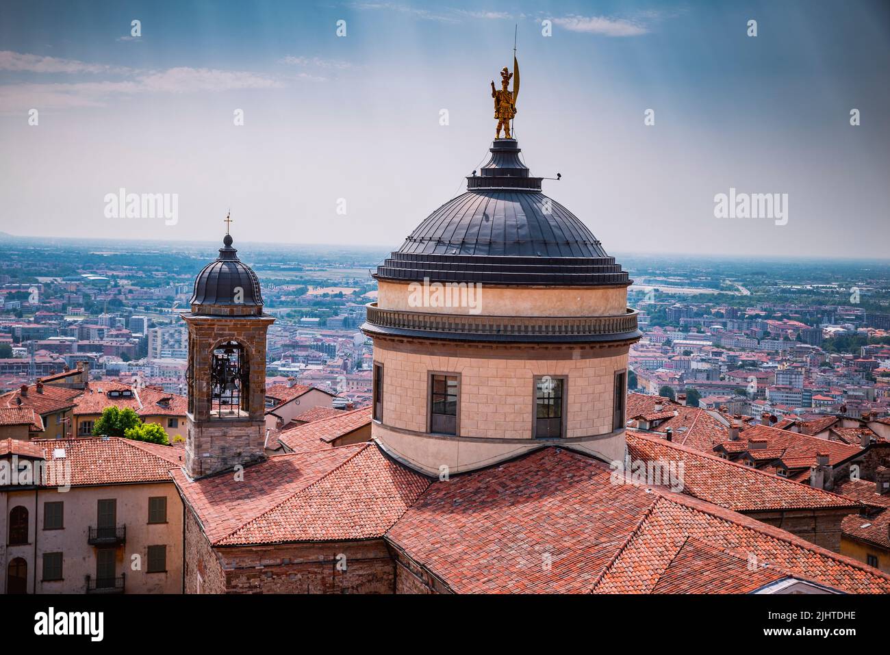 Vue de la Torre Civica le dôme et le clocher de la cathédrale de Bergame, dédié à Saint Alexandre de Bergame. Duomo di Bergame. Bergame, Lombardie, Banque D'Images