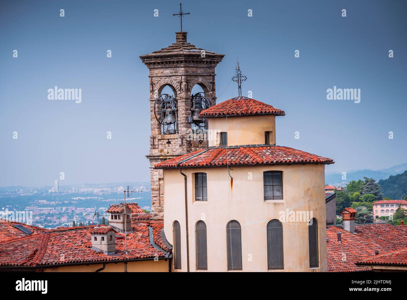 Vue de la Torre Civica, tour civique, toits de la ville haute et dôme et clocher de l'église de Santissimo Salvatore ou San Salvatore Or Banque D'Images