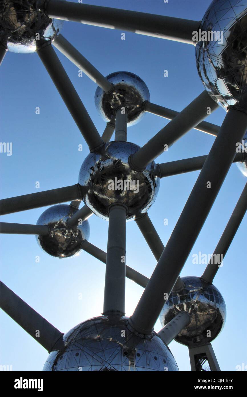 Atomium sous un angle bas par temps ensoleillé (Atomium, Bruxelles, Belgique) Banque D'Images
