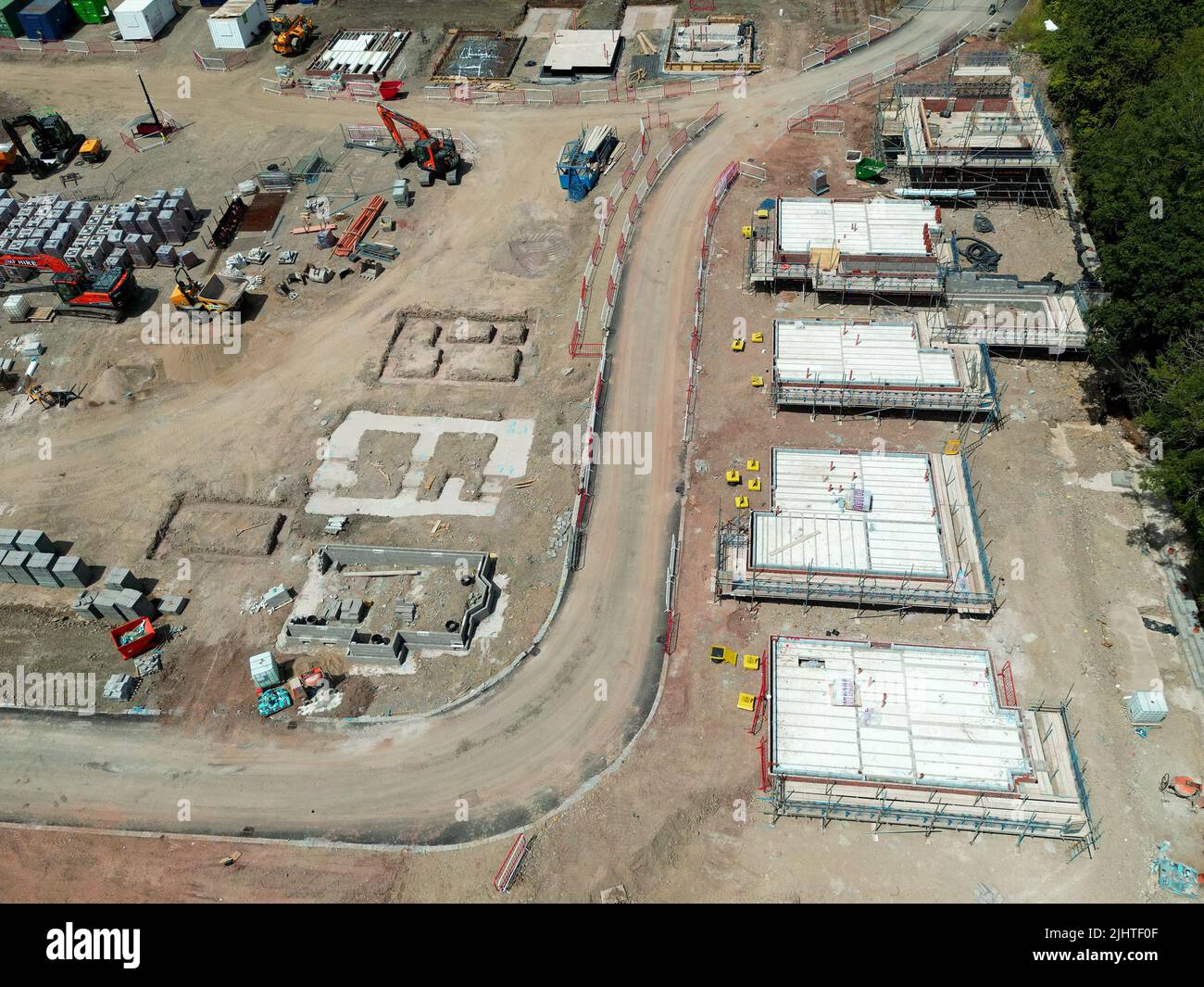 Pontypridd, pays de Galles - juillet 2022 : vue aérienne des fondations de maisons sur un nouveau développement de logements dans le sud du pays de Galles Banque D'Images Pontypridd, pays de Galles - juillet 2022 : vue aérienne des fondations de maisons sur un nouveau développement de logements dans le sud du pays de Galles Banque D'Images