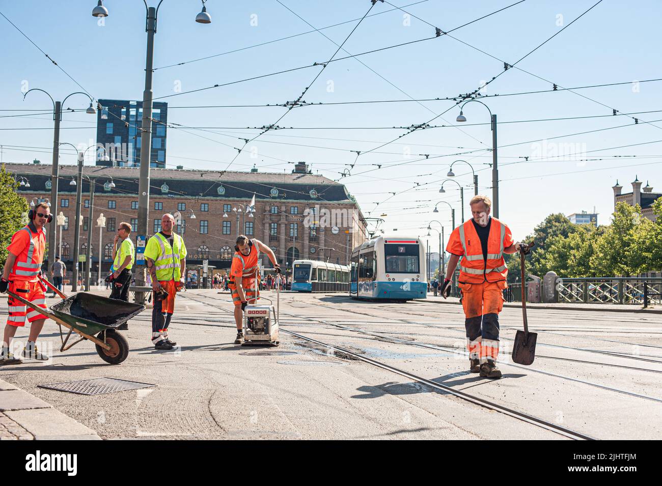Göteborg, Suède - 25 juillet 2012: Des hommes travaillent à réparer des voies de tramway à Drottningtorget. Banque D'Images