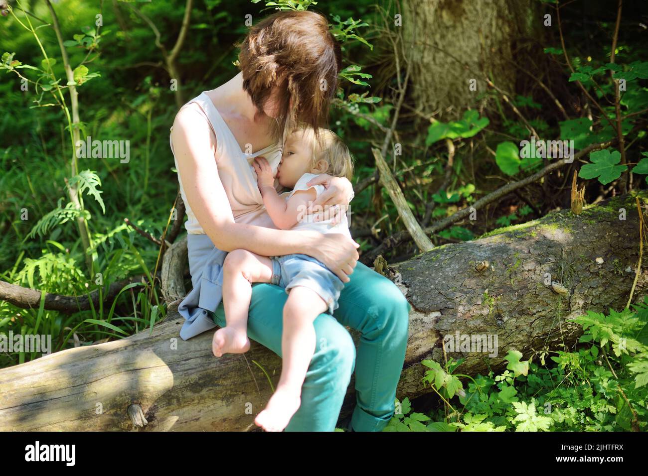 Mère et son tout-petit fils en randonnée dans la vallée de Strazyska, dans la chaîne de montagnes Tatra, Podhale, Pologne. Allaiter un tout-petit à l'extérieur. Loisirs en famille Banque D'Images