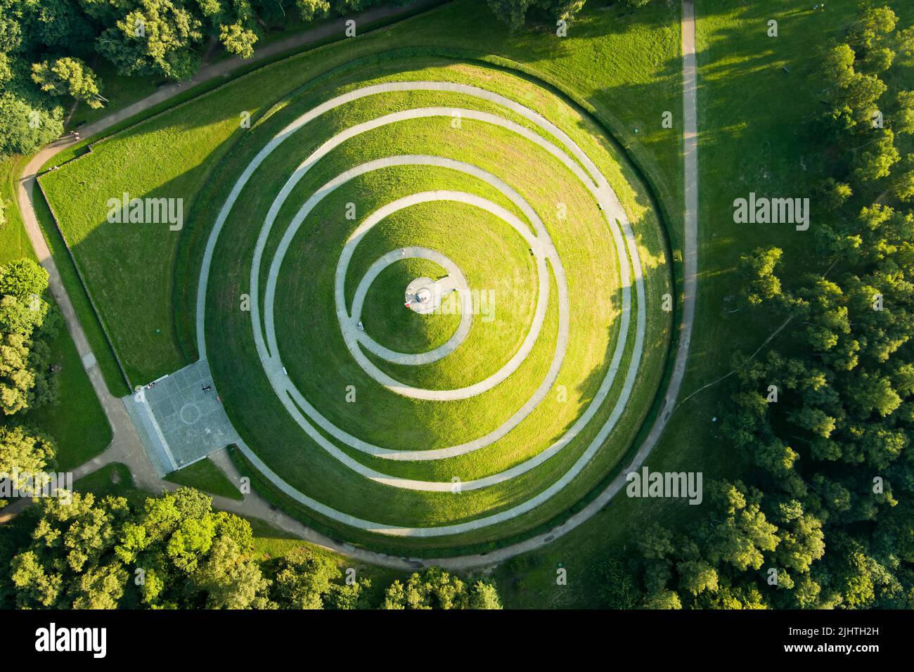 Vue aérienne de la célèbre Mound de Pilsudski par une belle journée d'été, un monticule artificiel situé dans la partie ouest de Cracovie, sur les hauteurs de Sowiniec. Banque D'Images