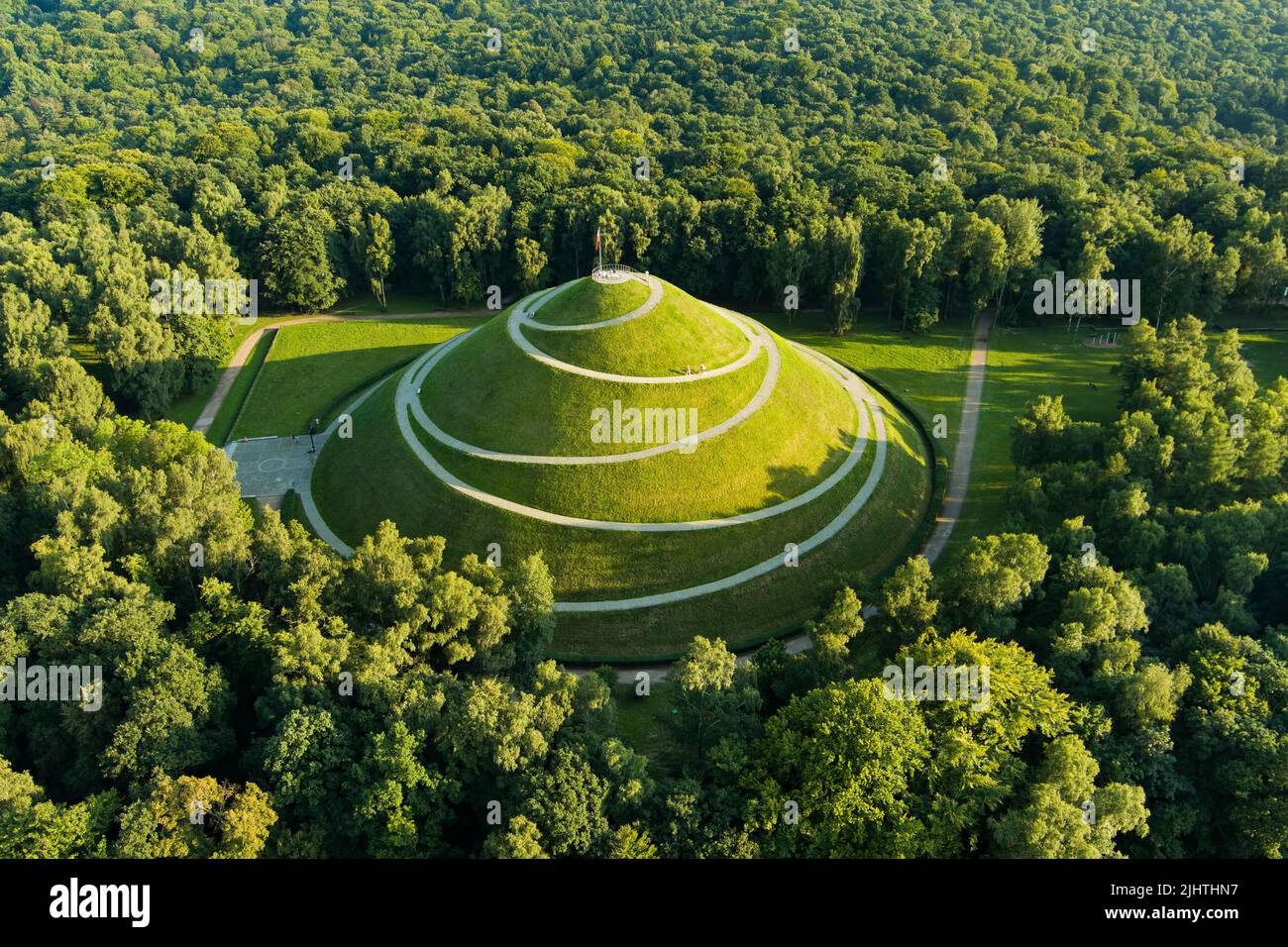 Vue aérienne de la célèbre Mound de Pilsudski par une belle journée d'été, un monticule artificiel situé dans la partie ouest de Cracovie, sur les hauteurs de Sowiniec. Banque D'Images