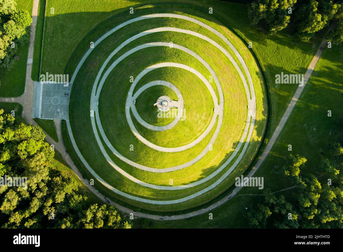 Vue aérienne de la célèbre Mound de Pilsudski par une belle journée d'été, un monticule artificiel situé dans la partie ouest de Cracovie, sur les hauteurs de Sowiniec. Banque D'Images