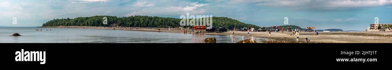 Bar Harbour, Maine, US - 8,2021 - Pont terrestre à Bar Island pendant la marée basse avec les touristes. Banque D'Images