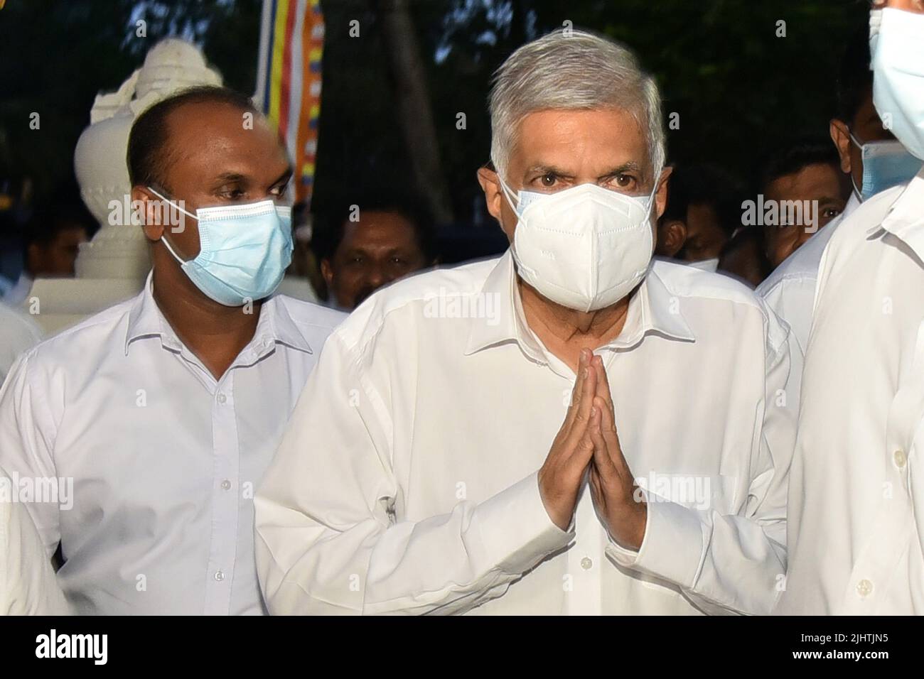 Colombo, Sri Lanka. 20th juillet 2022. Ranil Wickremesinghe (Front) visite un temple bouddhiste à Colombo, Sri Lanka, sur 20 juillet 2022. Le président par intérim Ranil Wickremesinghe a été élu nouveau président du Sri Lanka lors d'une élection qui s'est tenue mercredi au Parlement. Credit: Gayan Sameera/Xinhua/Alay Live News Banque D'Images