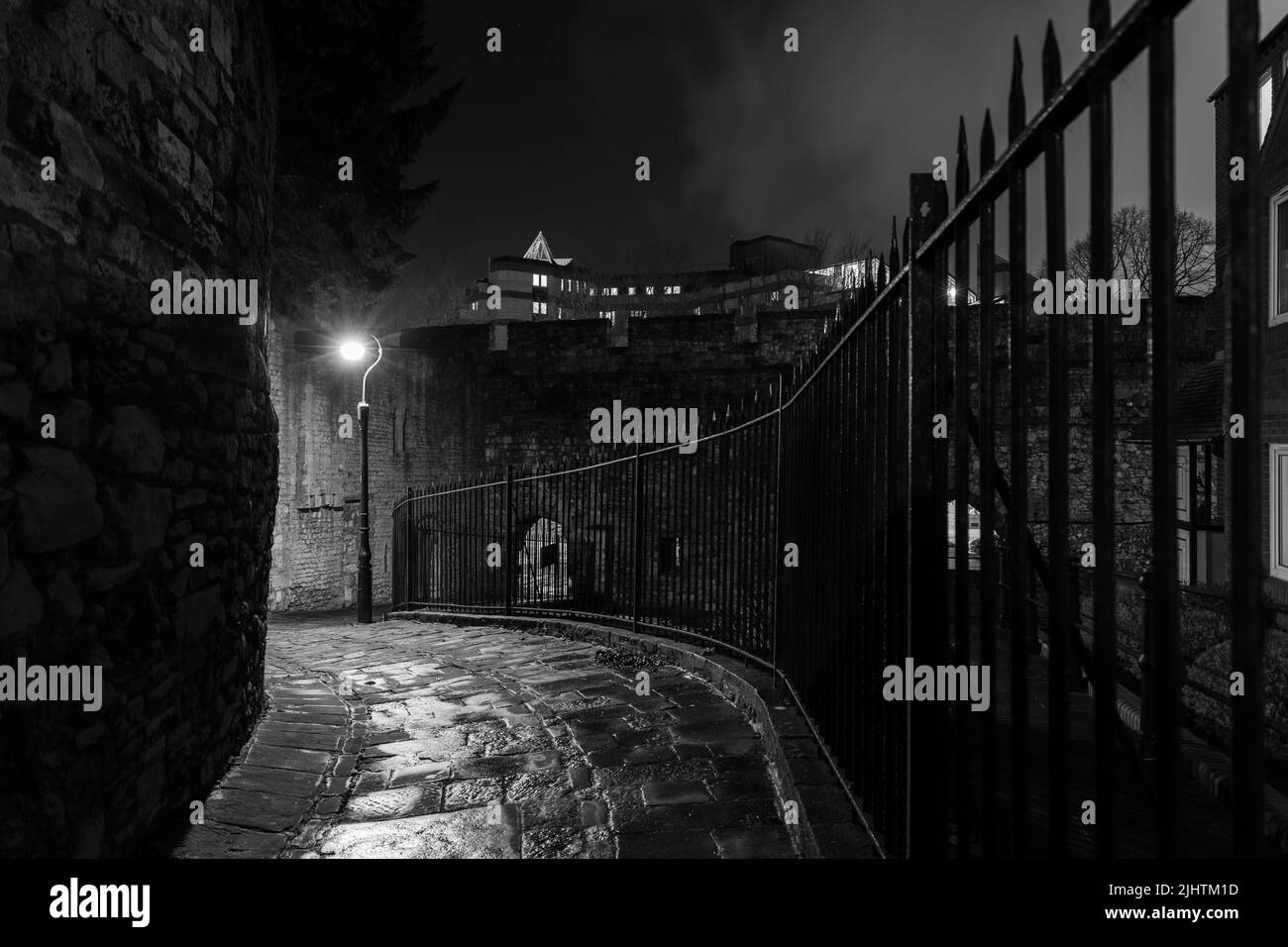 Une échelle de gris d'une voie de Misty dans la vieille ville de Southampton, Hampshire, Royaume-Uni Banque D'Images