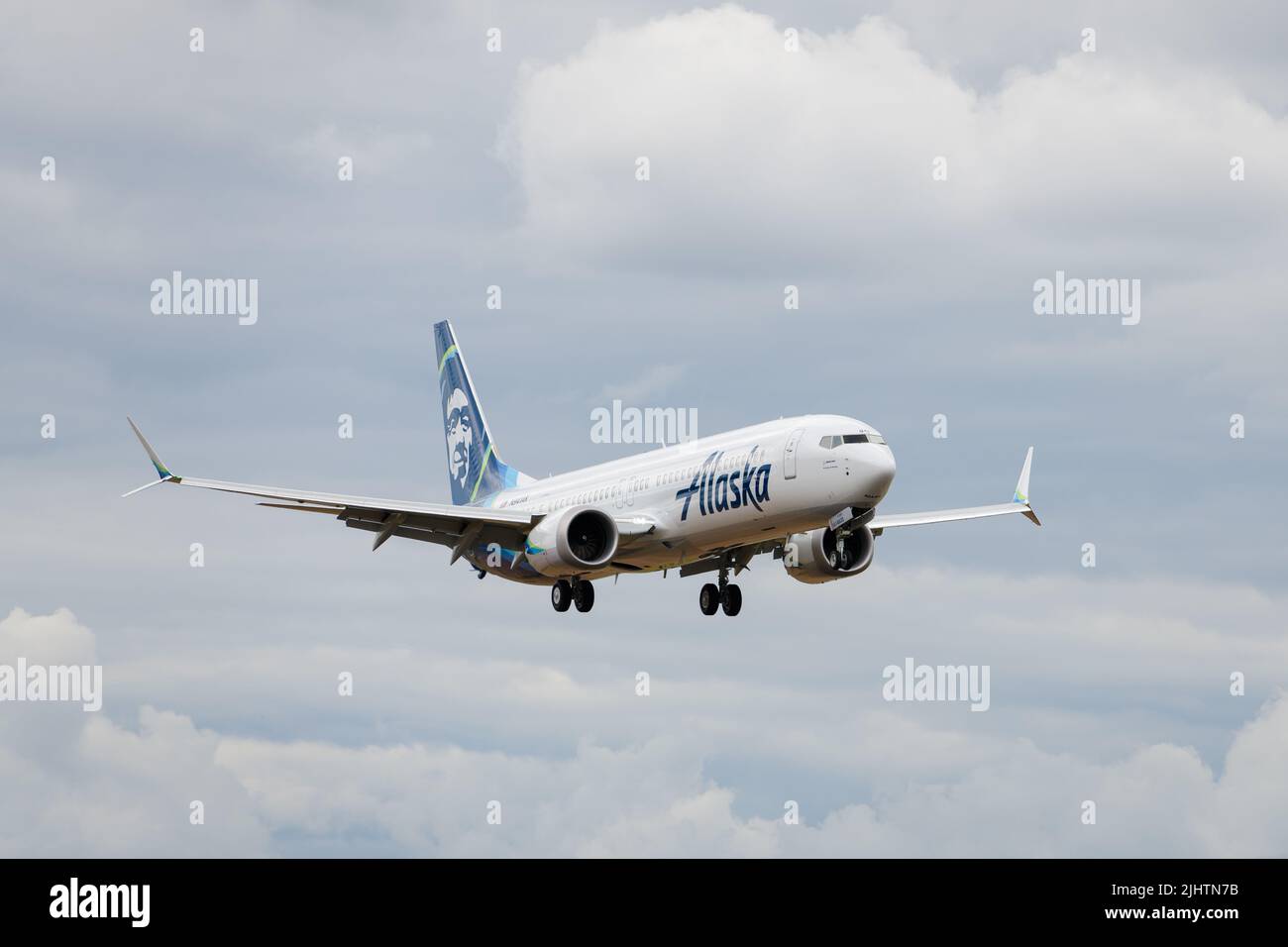 Seattle - 17 juillet 2022; Boeing 737 MAX 9 débarquant avec des roues dans la décoration d'Alaska Airlines Banque D'Images
