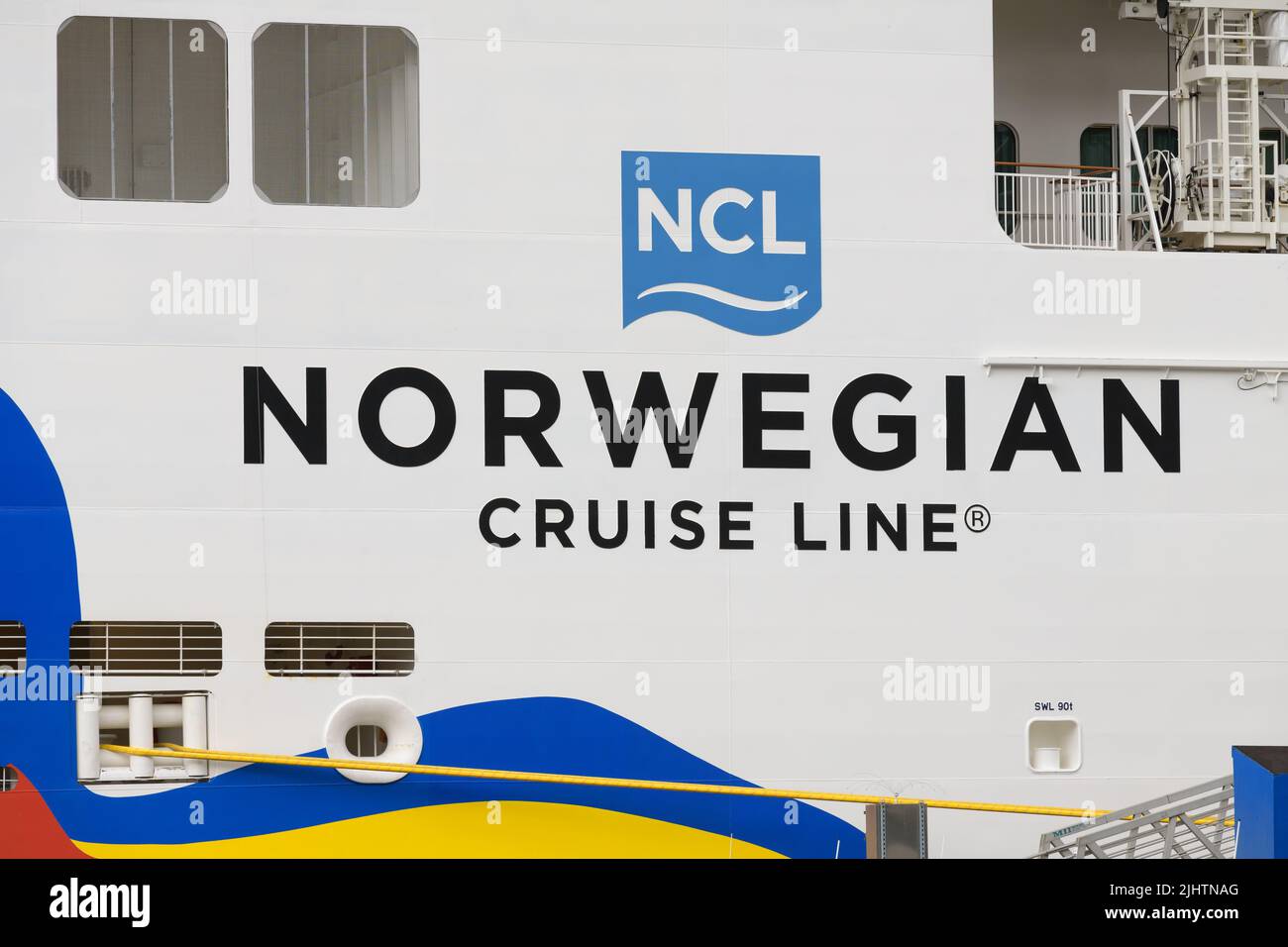Seattle - 17 juillet 2022 ; nom et logo de la NCL Norwegian Cruise Line sur l'encore norvégien Banque D'Images