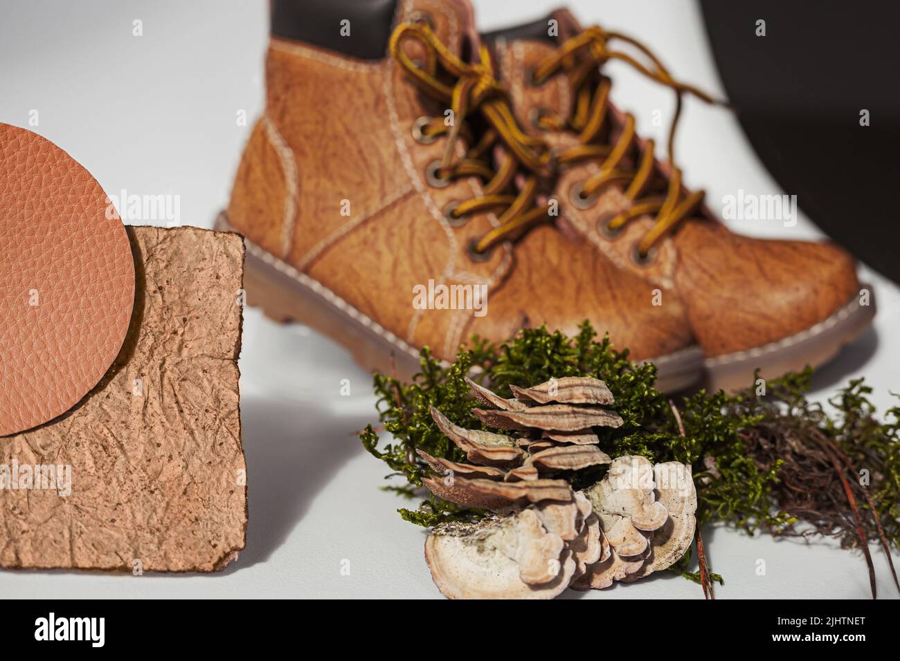 Chaussures en cuir vegan de mycélium de champignons. Échantillons de cuir bio vegan, concept écologique Banque D'Images