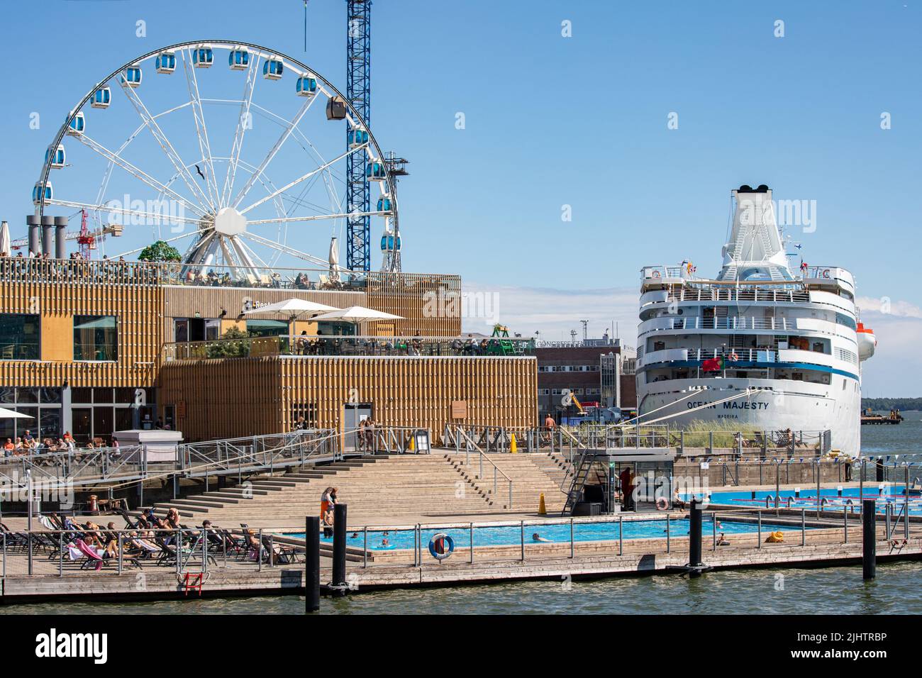 Terrasse flottante de la piscine de la mer d'Allas avec Skywheel Helsinki et M/S Ocean Majesty en arrière-plan à Helsinki, en Finlande Banque D'Images