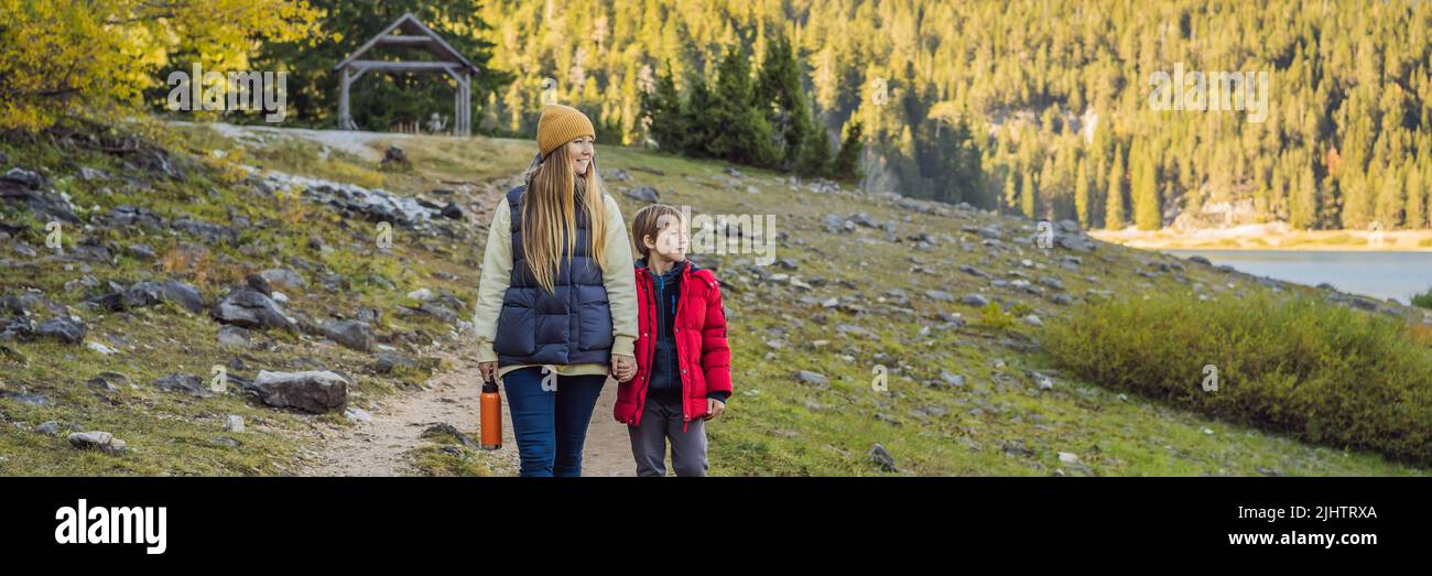 BANNER, LONG FORMAT Mum et son touristes en arrière-plan de la vue panoramique du matin de Black Lake Crno Jezero. Scène d'été calme de Durmitor Nacionalni Banque D'Images