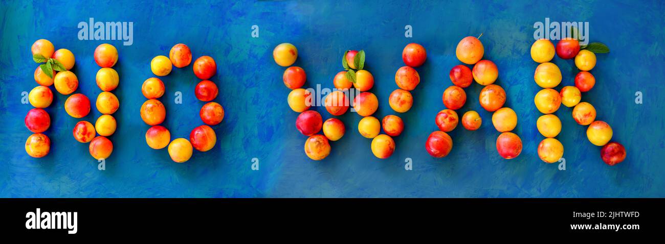 PAS de mots DE GUERRE sur fond bleu. Les mots sont fabriqués à partir de prunes jaune-rouge. Banque D'Images