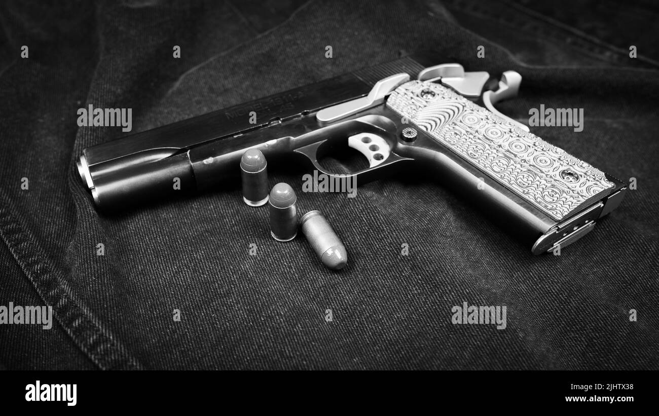 Faux pistolets semi automatique Banque de photographies et d'images à haute  résolution - Alamy