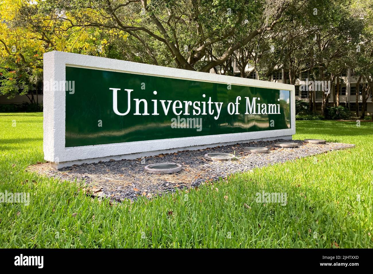 CORAL GABLES, FL, USA - 2 JUILLET 2022 : panneau d'entrée et logo de marque de l'Université de Miami. Banque D'Images