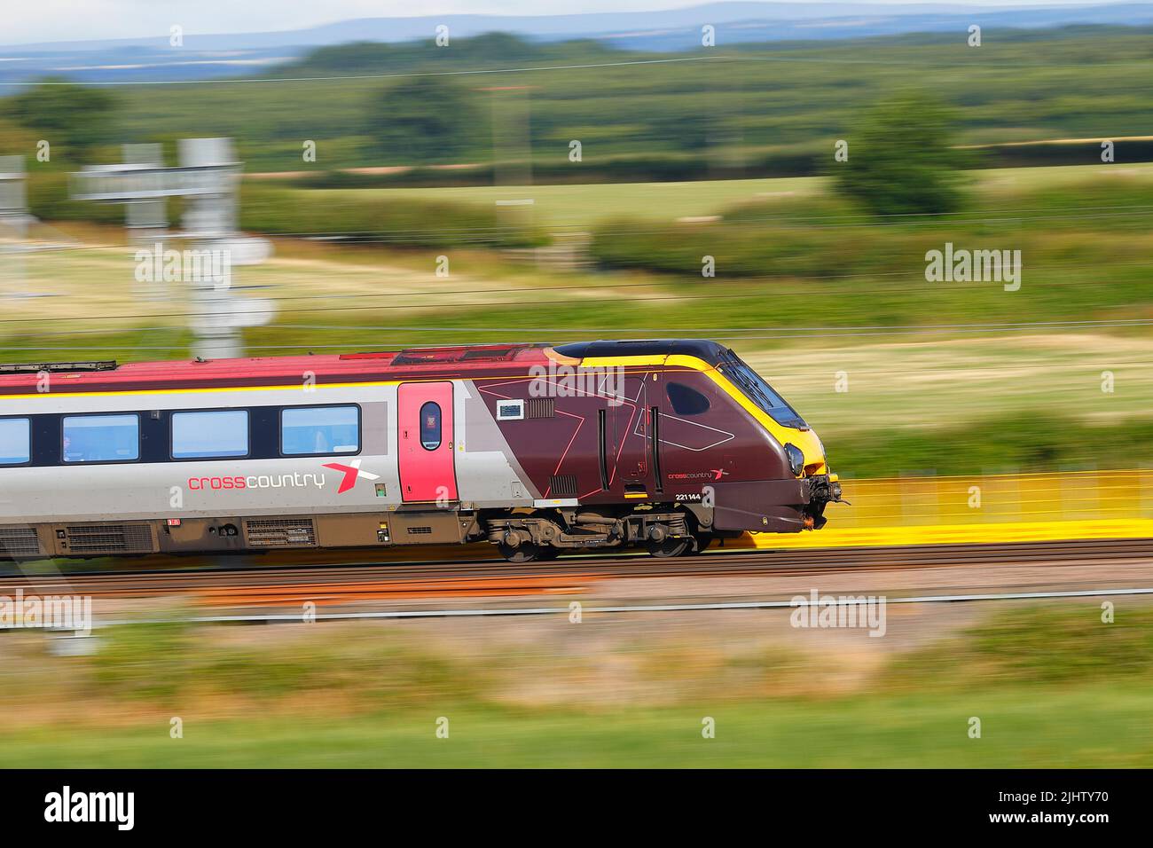 Un train inclinable de classe 221 de British Rail vu ici, traversant Colton Junction près de York, North Yorkshire, Royaume-Uni Banque D'Images