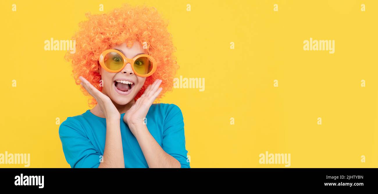 regardez ça. avril, jour des fous. bonne enfance. fête d'anniversaire des filles. joyeux gamin drôle. Enfant adolescent drôle dans perruque, affiche de fête. En-tête de bannière, copie Banque D'Images