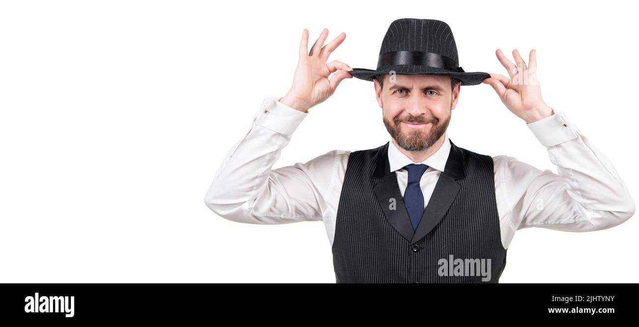 joyeux homme mature en tenue de cérémonie et chapeau rétro isolé sur fond blanc, élégance. Portrait de visage d'homme, bannière avec espace de copie. Banque D'Images