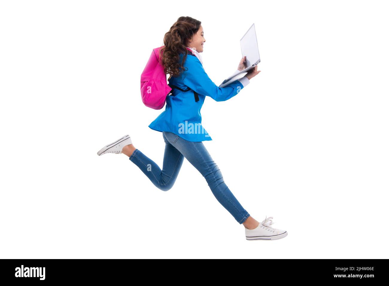Enfant d'école, jeune fille étudiante avec ordinateur portable sur fond blanc isolé de studio. Courez et sautez, sautant un enfant. Concept de l'école et de l'éducation des enfants. Banque D'Images