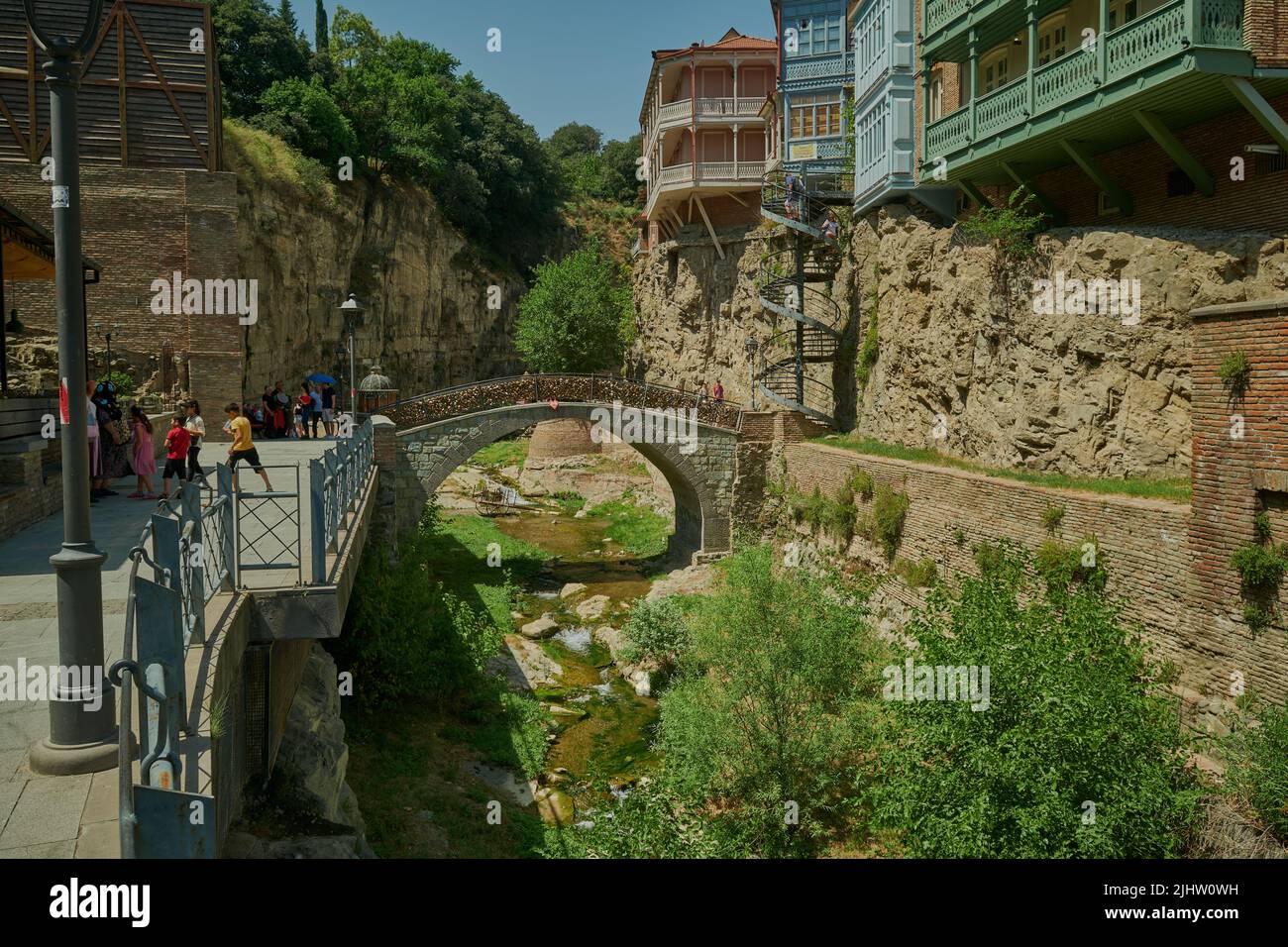 Quartier d'Abanotubani dans la vieille ville de Tbilissi, en Géorgie, où la plupart des bains de soufre sont situés lumière du jour. Banque D'Images