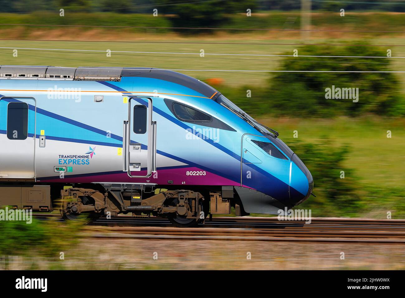 British Rail classe 802 Azuma train 802203 exploité par Transfennine Express vu passer par Colton Junction près de York Banque D'Images