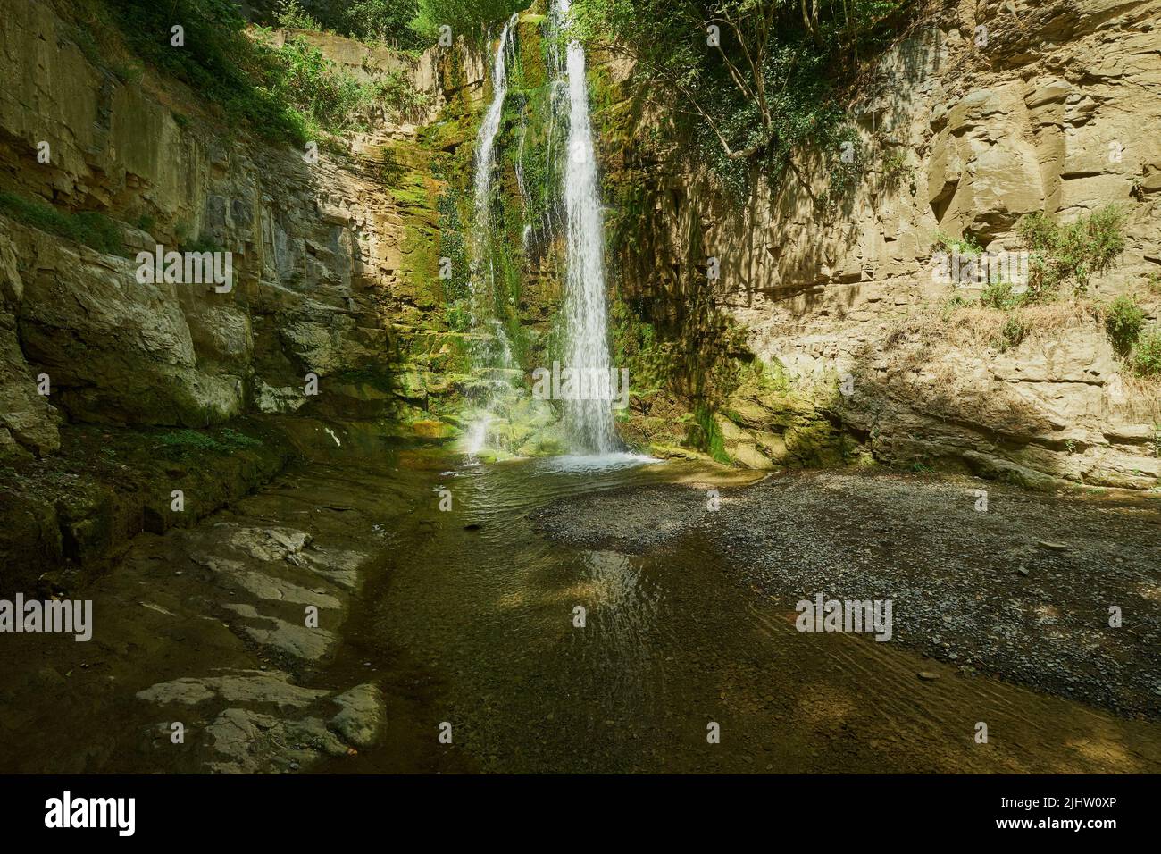 La chute d'eau de Leghvtakhevi et la source naturelle dans le district d'Abanotubani , Old Tbilissi, Géorgie vue de jour Banque D'Images