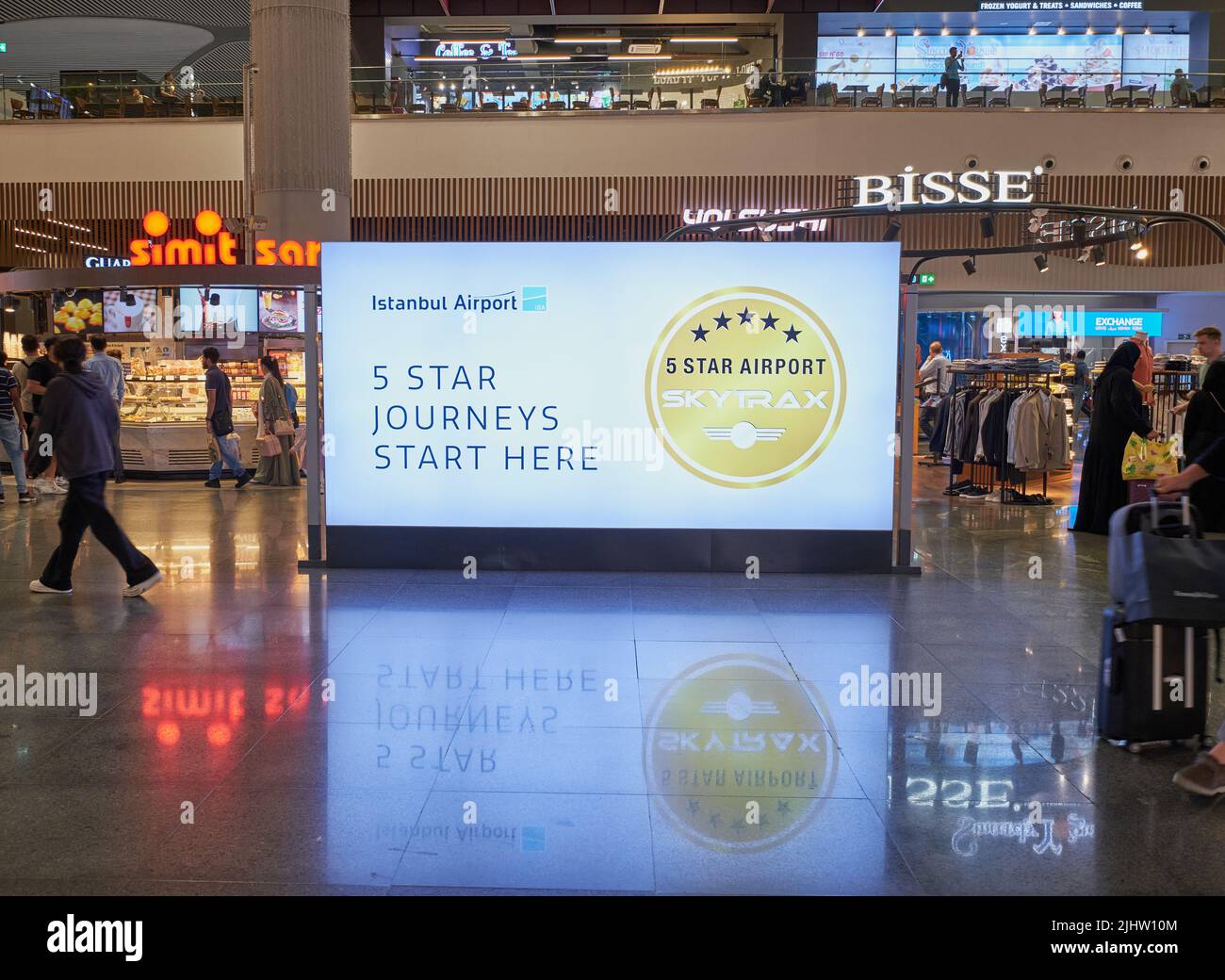 Aéroport d'Istanbul à Istanbul, Turquie halls de départ la nuit avec des passagers visitant le Duty Free et les restaurants Banque D'Images