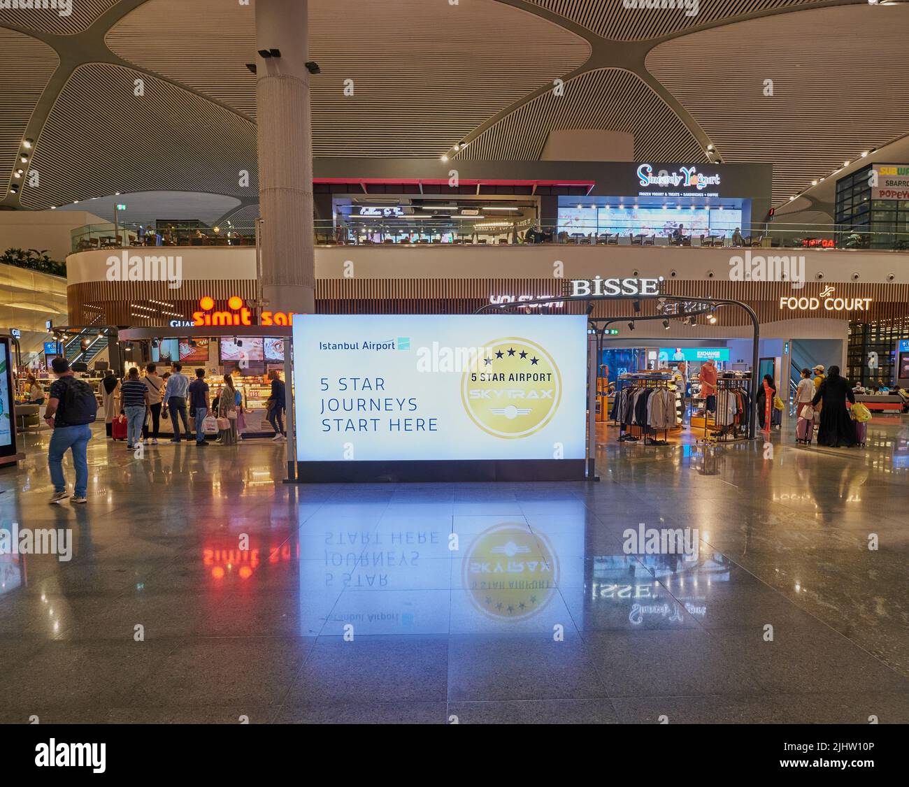 Aéroport d'Istanbul à Istanbul, Turquie halls de départ la nuit avec des passagers visitant le Duty Free et les restaurants Banque D'Images
