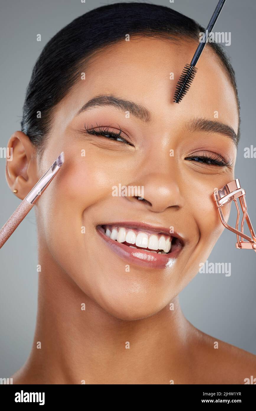 J'aime faire preuve de créativité avec mes mains. Photo en studio d'une belle jeune femme posant avec des outils de maquillage. Banque D'Images
